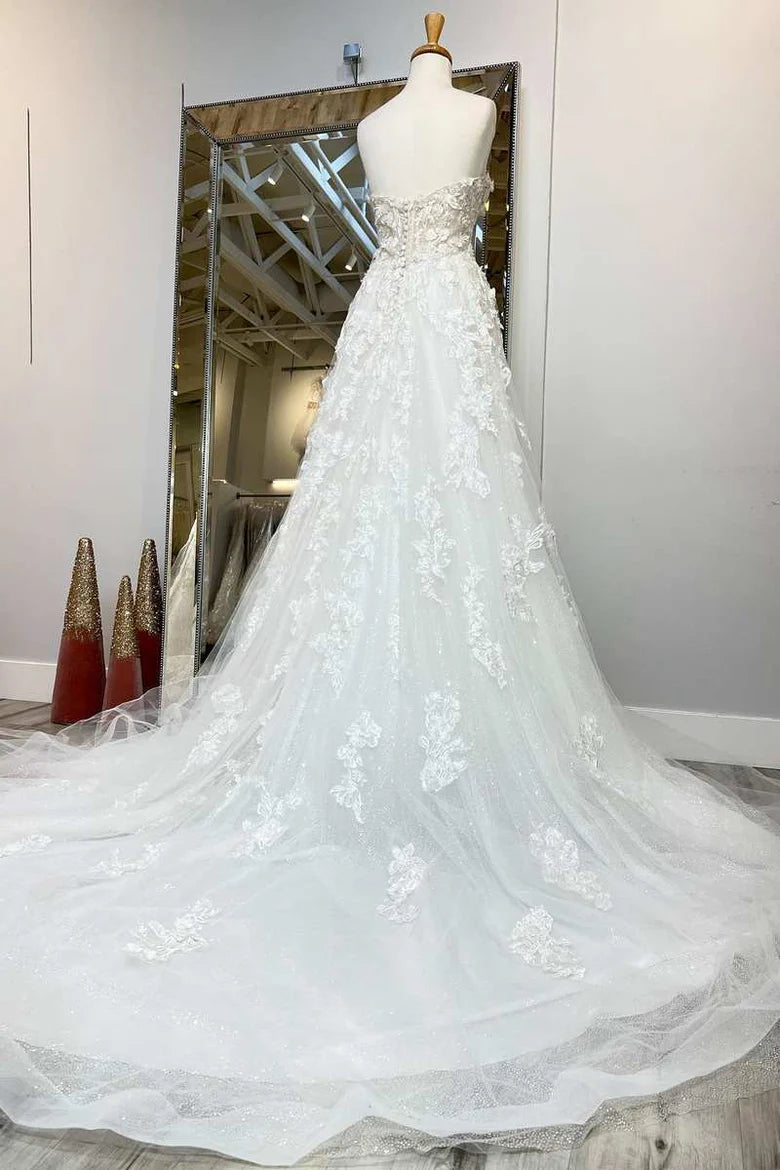 Vestido de novia largo con escote en forma de corazón y apliques florales y cola amplia
